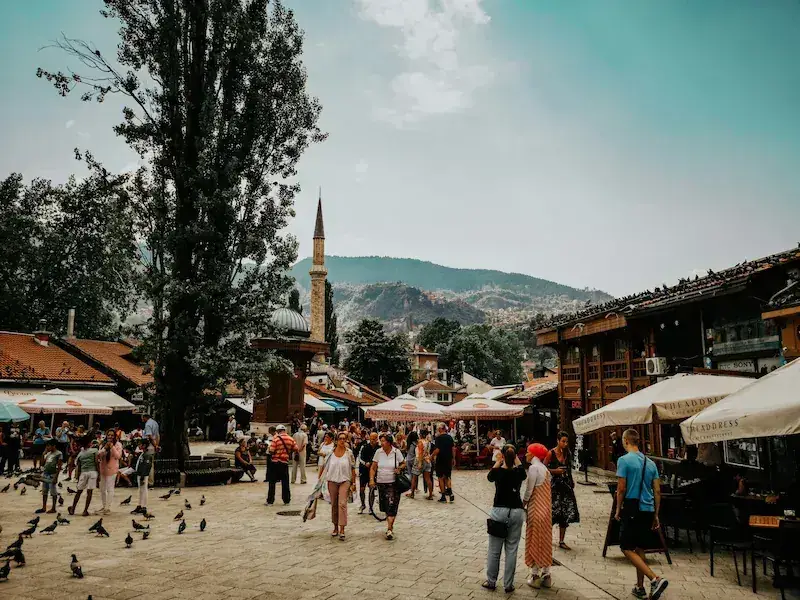 Een stad met lagen: een Ottomaanse bazaar, Austro-Hongaarse boulevards en sporen van het beleg van 1992-1996. Indrukwekkend, betaalbaar en historisch zwaar beladen.