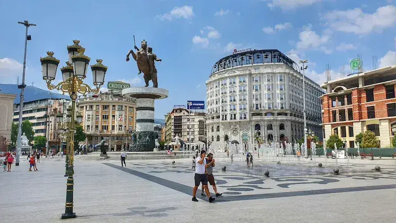 Hoofdstad van Noord-Macedonië. Neoklassieke standbeelden naast een Ottomaanse bazaar in een controversieel maar interessant centrum. Goedkoop en de moeite waard.