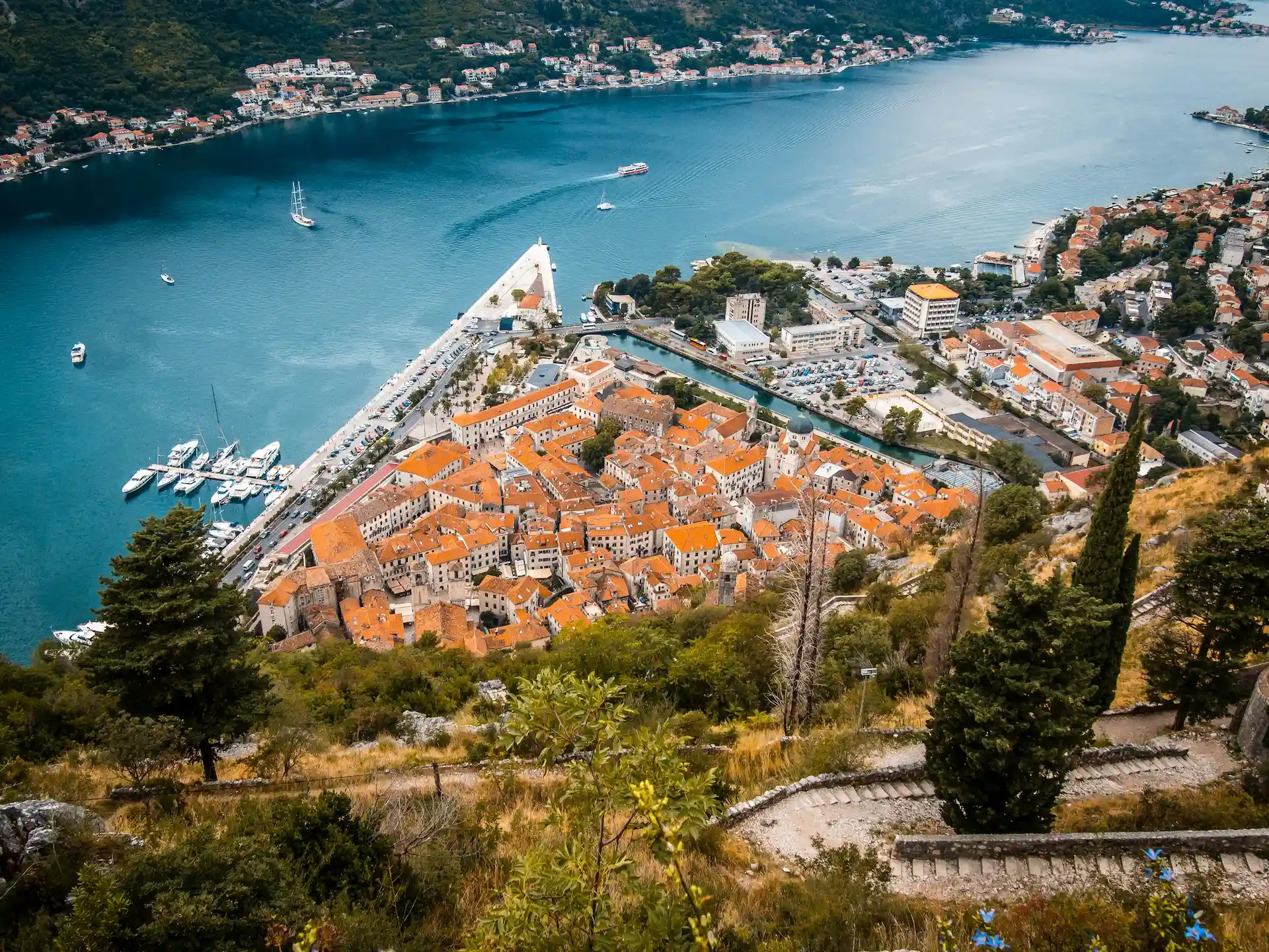 Middeleeuwse stad aan de Baai van Kotor. Venetiaanse muren, smalle steegjes en veel katten. Ga vroeg voor de drukte en beklim de vestingmuren voor het uitzicht.