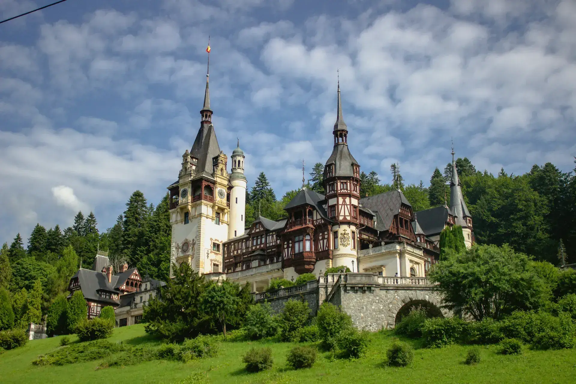 Met Transsylvanië, Boekarest en de Transfăgărășan is Roemenië een groot, goedkoop en onderschat EU-land. Burchten, bergwegen en meer dan je verwacht.