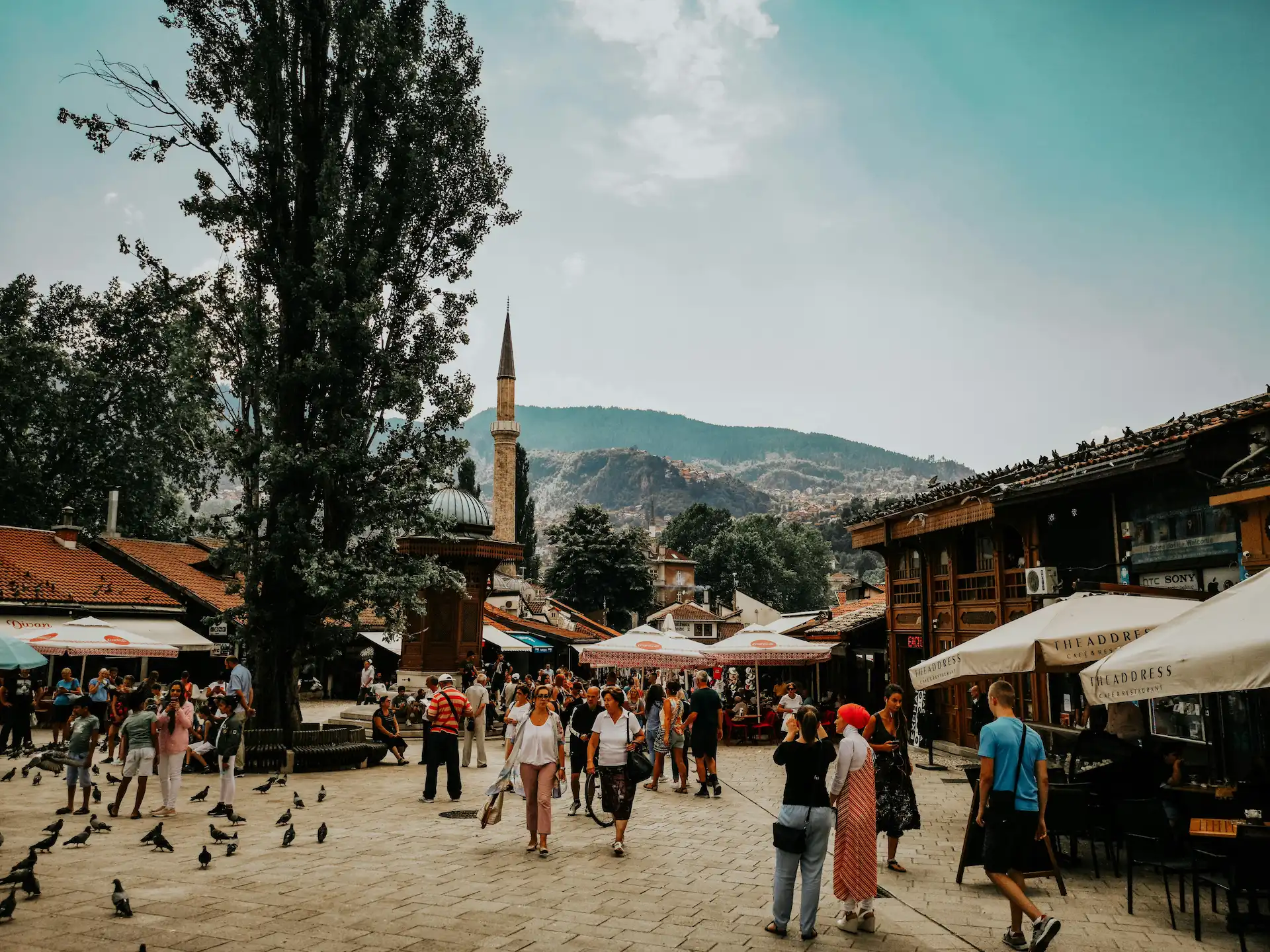 Een stad met lagen: een Ottomaanse bazaar, Austro-Hongaarse boulevards en sporen van het beleg van 1992-1996. Indrukwekkend, betaalbaar en historisch zwaar beladen.