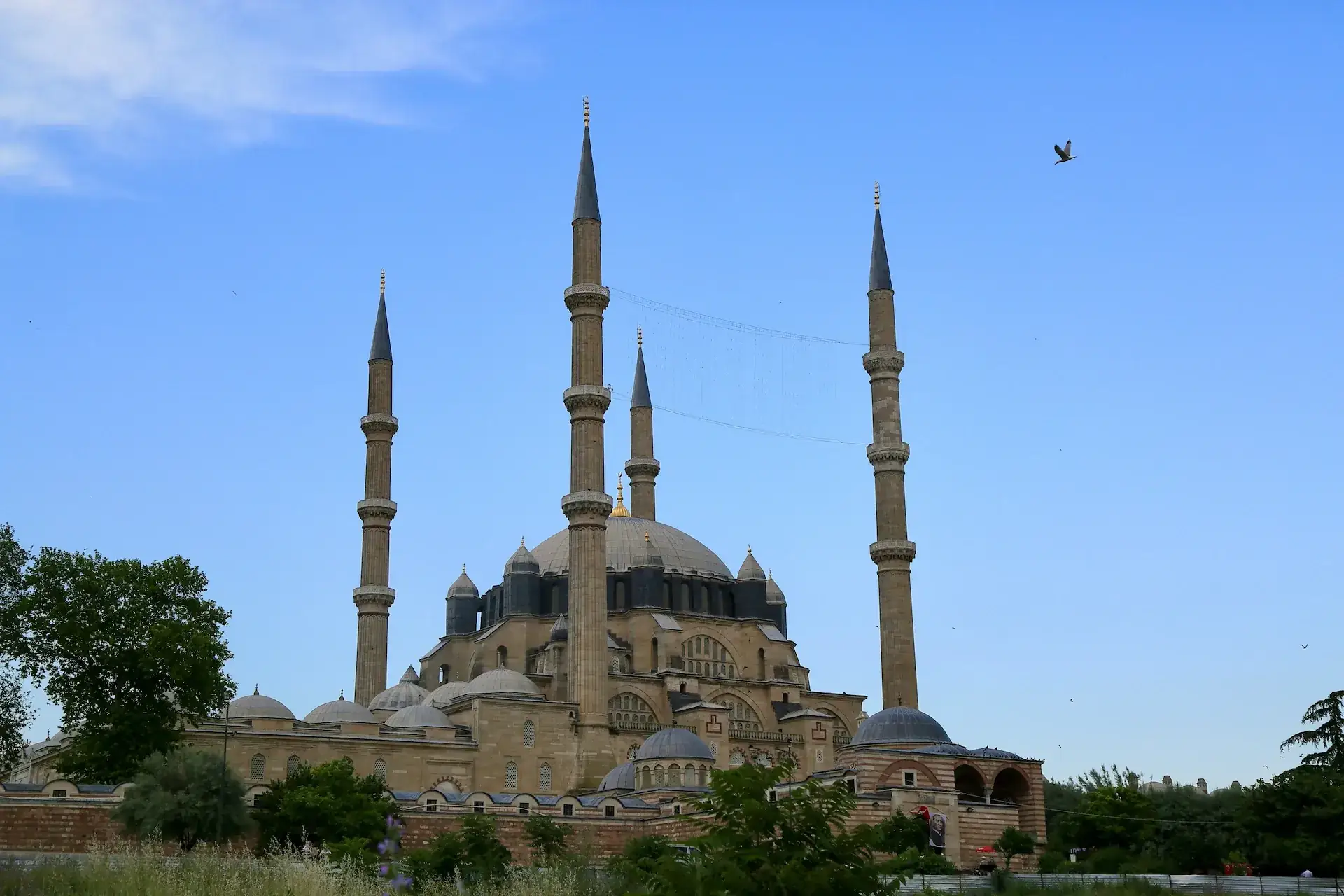 Edirne is het Europese toegangspunt van Turkije, met de Selimiye-moskee en een grens met Griekenland. Een stop waard op de route naar of vanuit de Balkan.