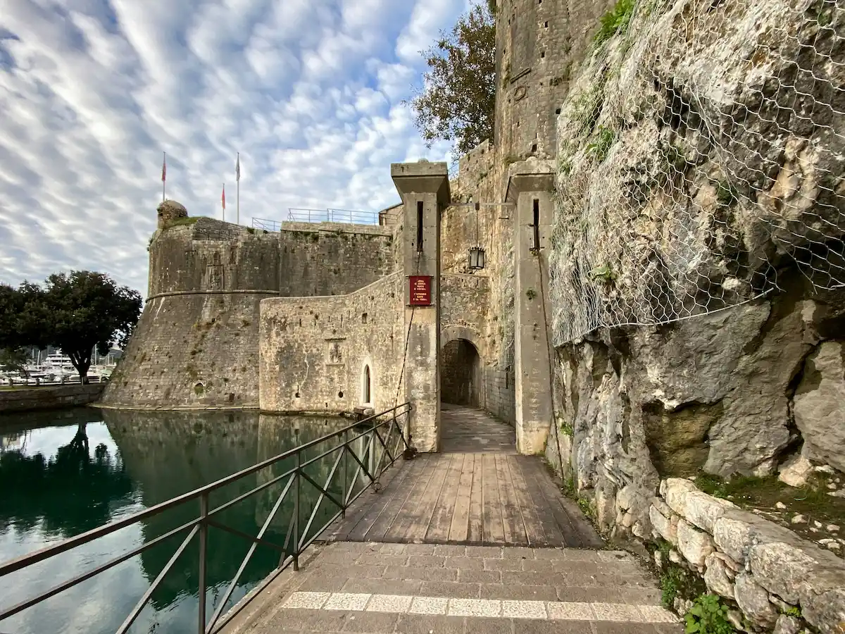 Gurdićpoort, de zuidelijke ingang van de ommuurde oude stad, Kotor