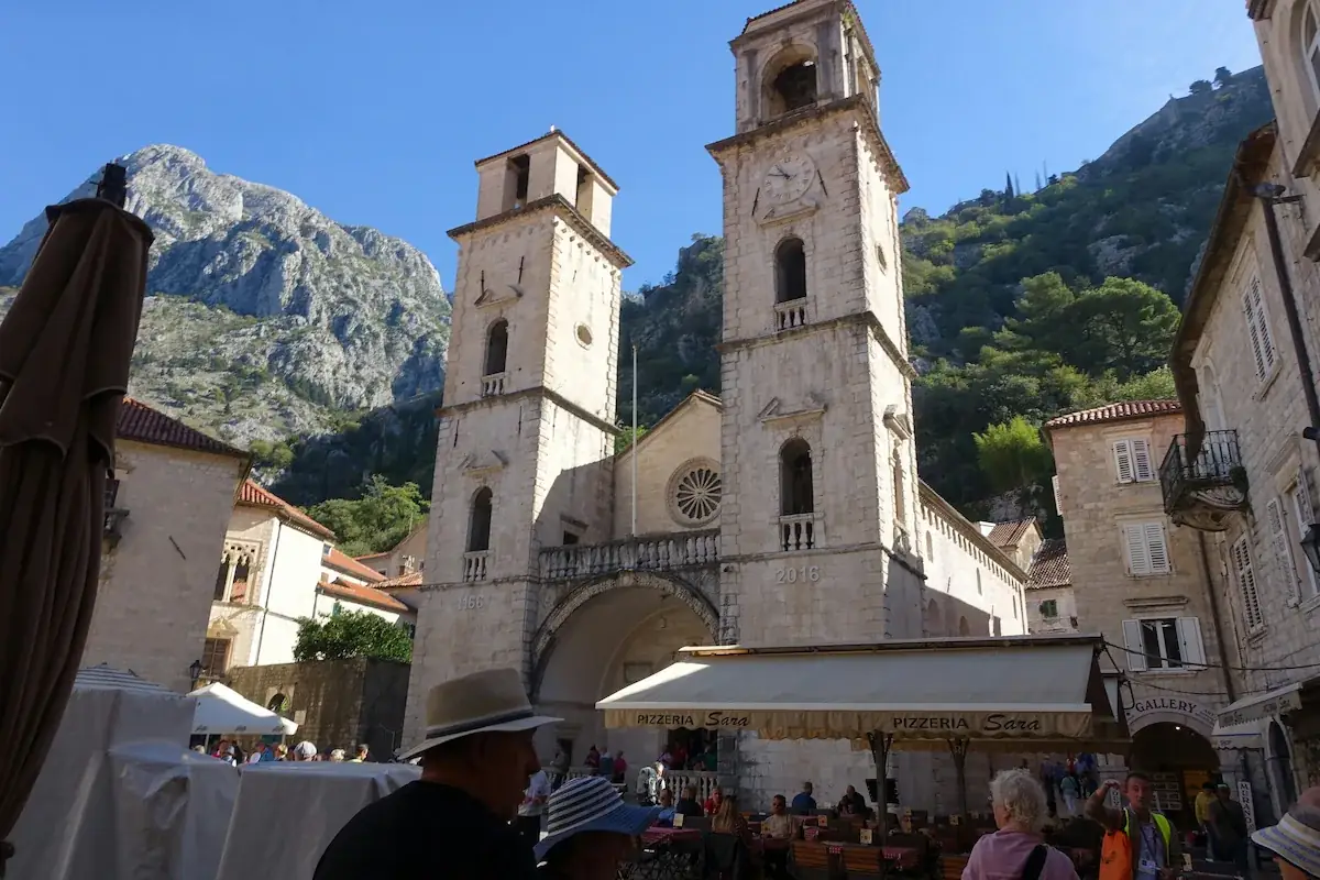 Sint-Tryphonkathedraal met twee ongelijke torens na eeuwenlange aardbevingsschade, Kotor