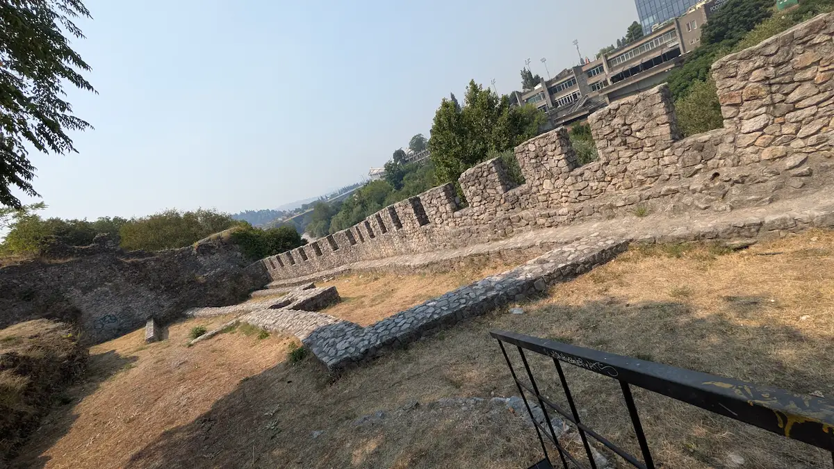 Resten van Fort Ribnica bij de samenvloeiing van Ribnica en Morača, Podgorica