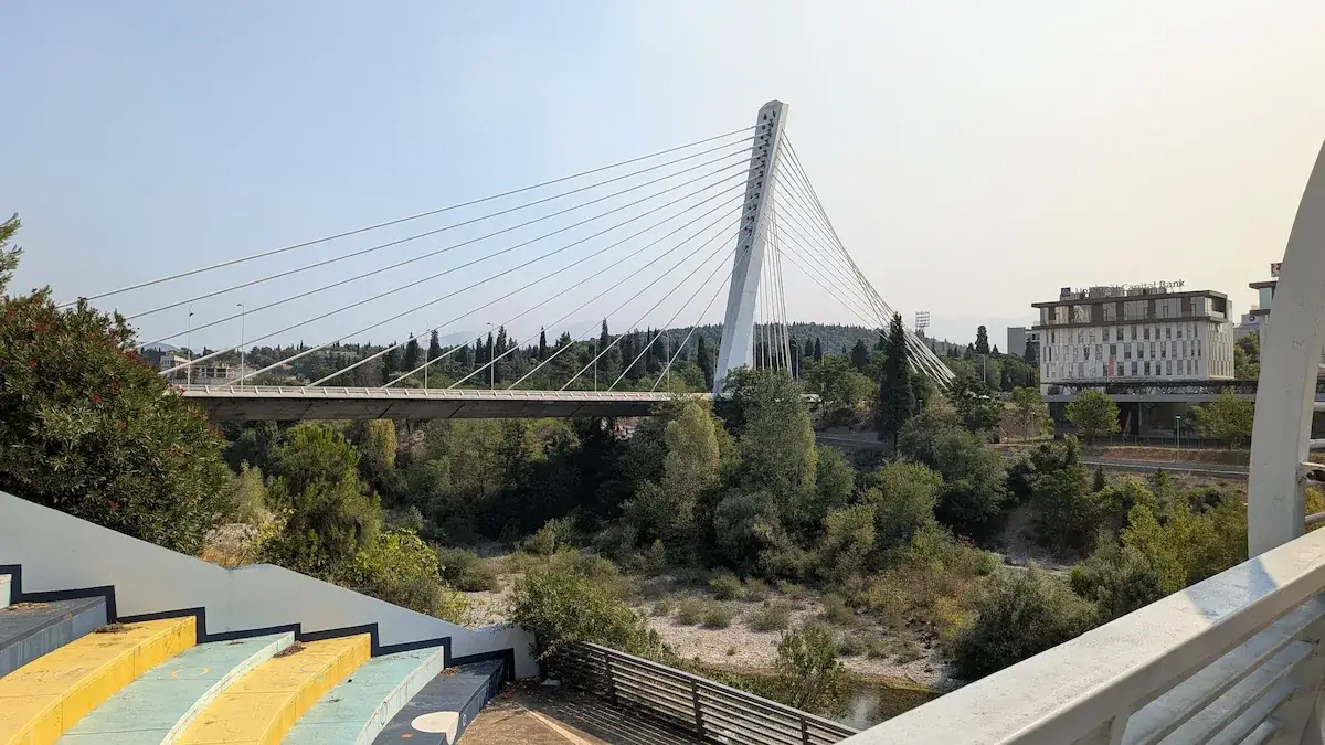 Millenniumbrug, de witte tuibrug over de Morača, Podgorica