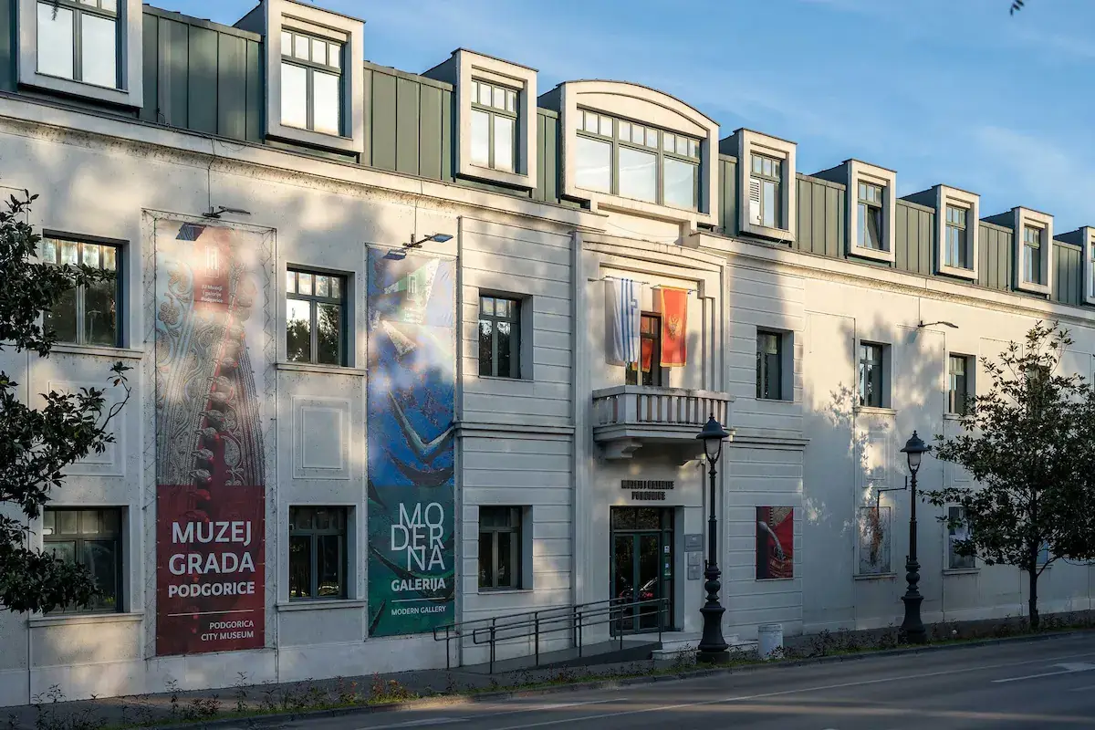Museum en de Galerieën van Podgorica, over de geschiedenis van Ribnica tot Titograd