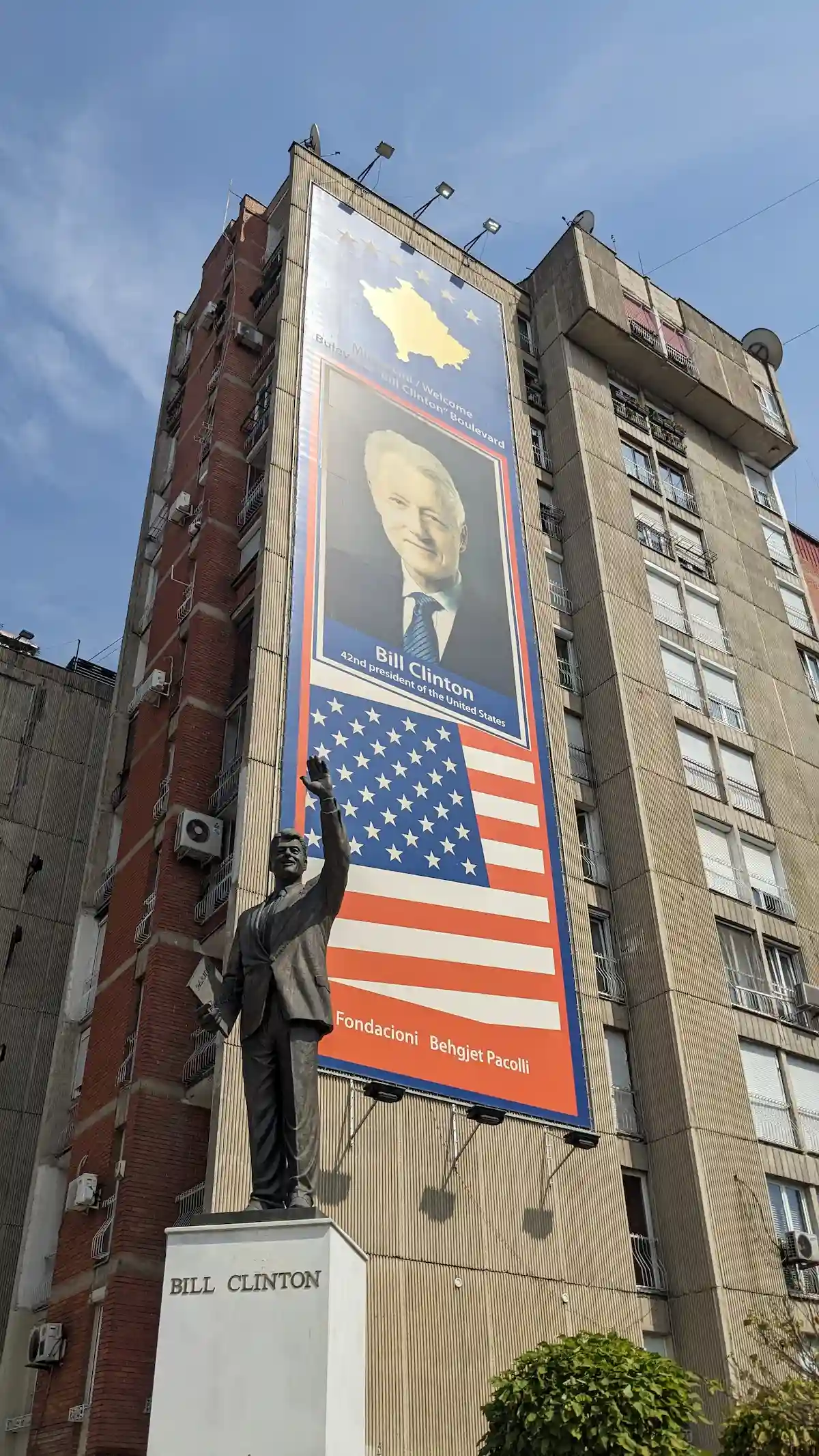 Standbeeld van Bill Clinton aan de naar hem vernoemde boulevard, Pristina
