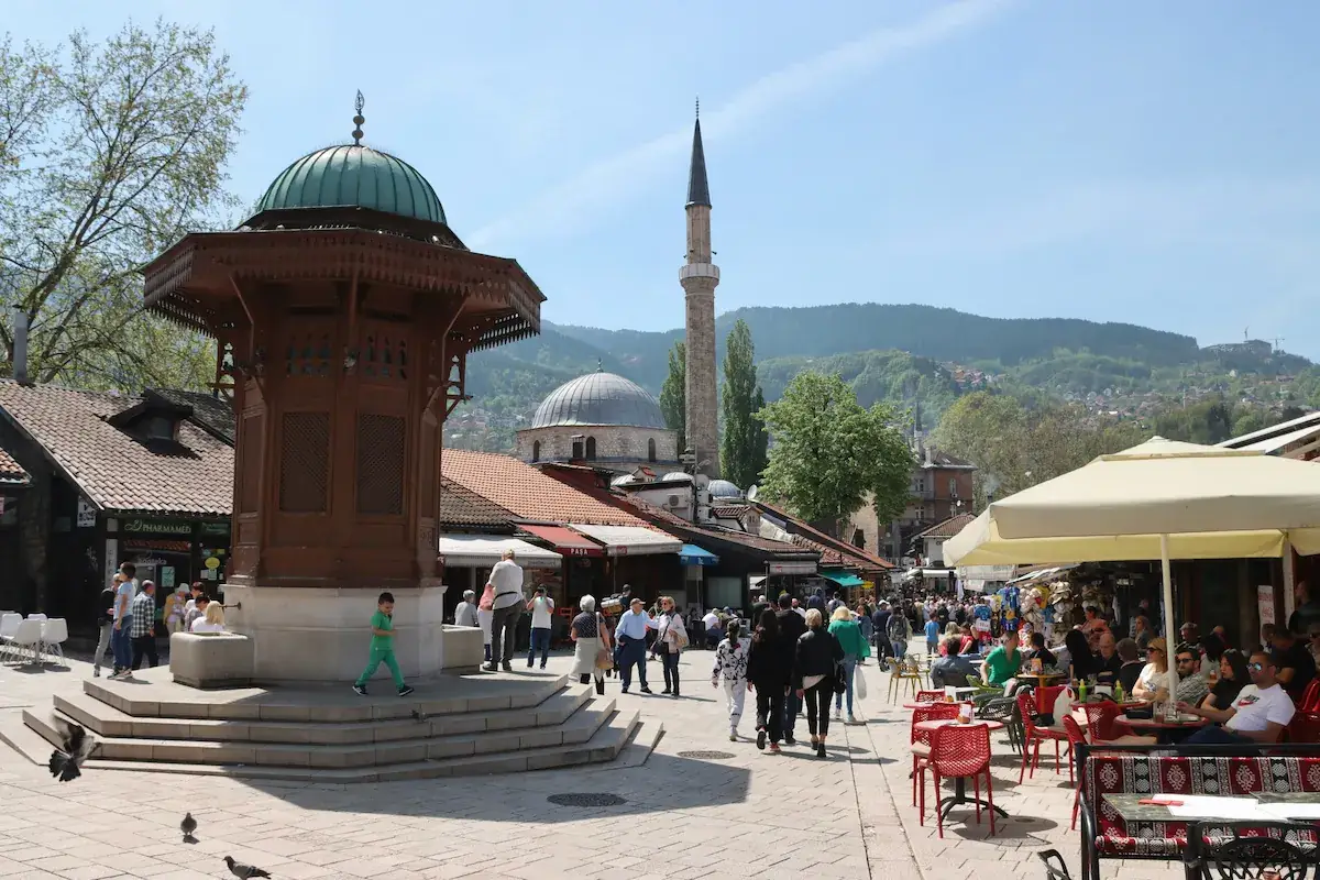 Baščaršija, de Ottomaanse bazaarwijk met de Sebilj-fontein, Sarajevo