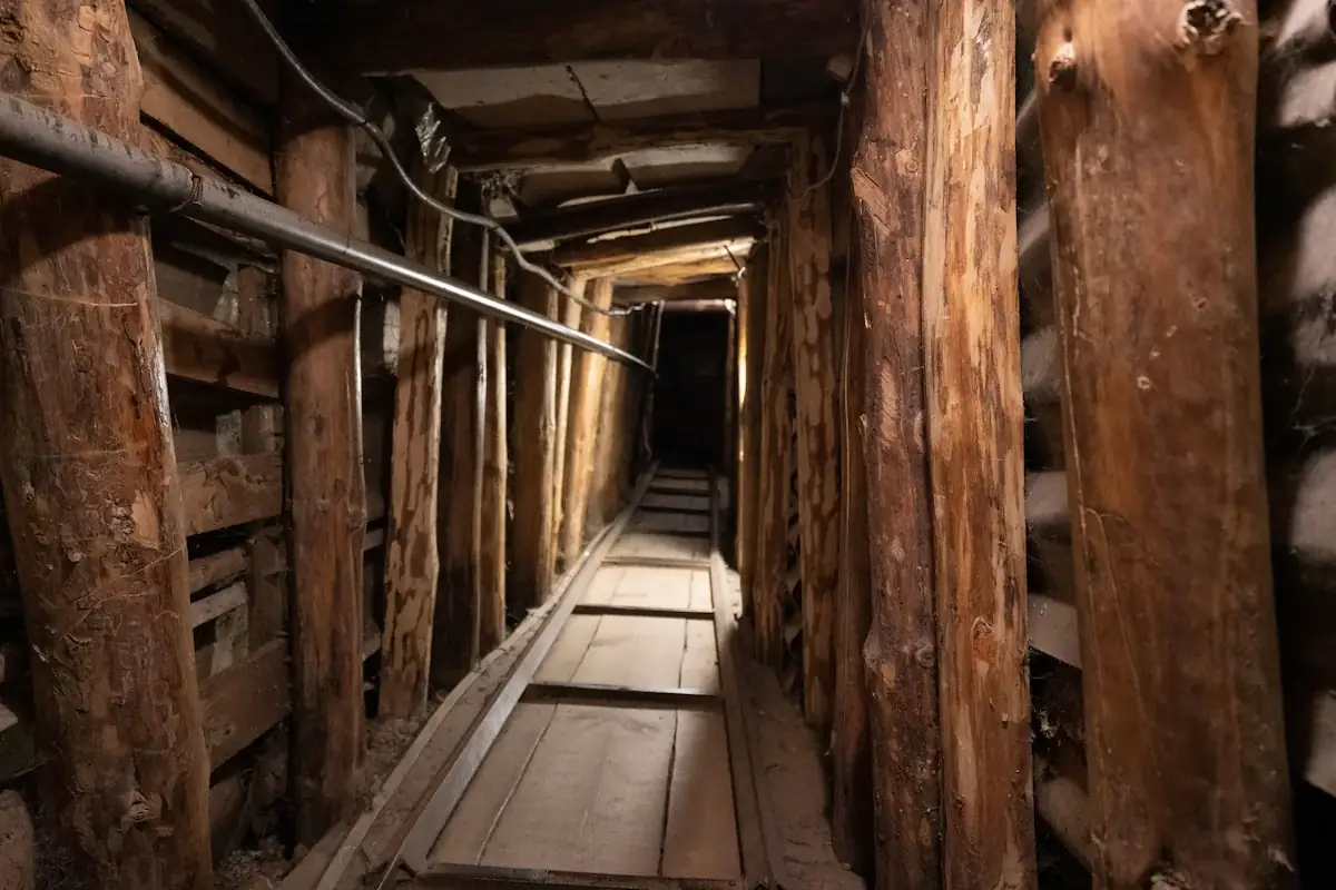 Binnenin de Tunnel van Hoop, aangelegd tijdens het beleg van Sarajevo