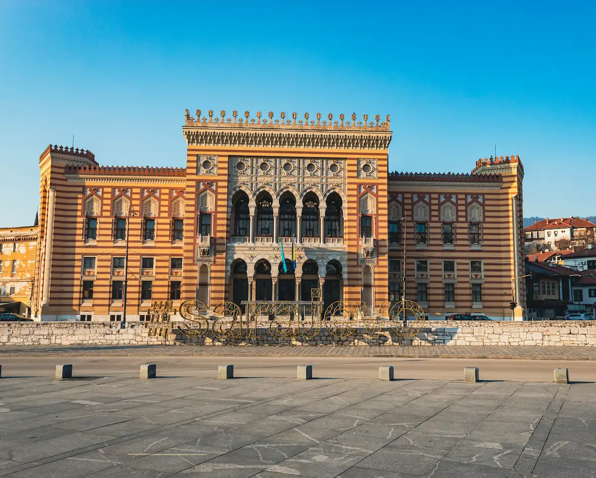 Vijećnica, het stadhuis in oriëntaliserende stijl, verwoest tijdens het beleg van 1992, Sarajevo