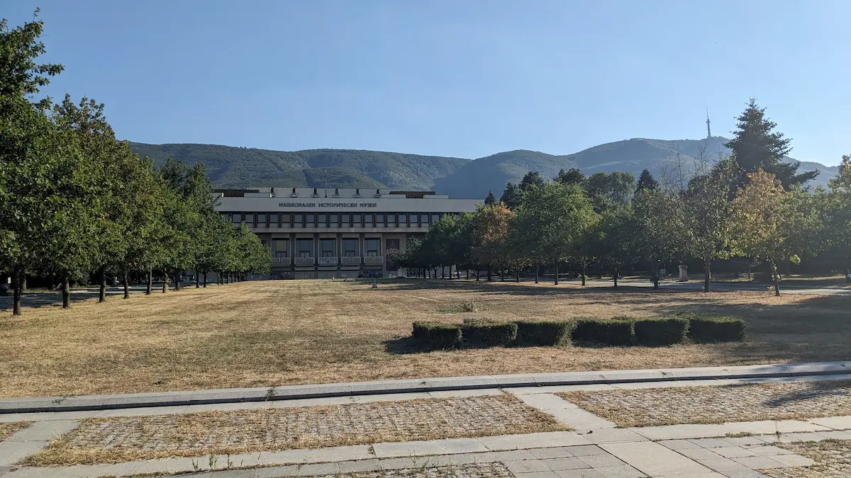Het Nationaal Historisch Museum met de Vitosha op de achtergrond, Sofia