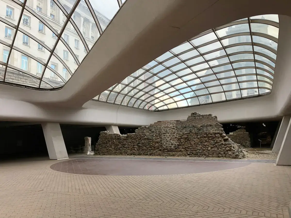 Romeinse resten van Serdica, deels zichtbaar bij metrostation Serdica, Sofia