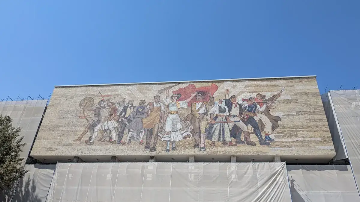 Mozaïek op de gevel van het Nationaal Historisch Museum, Tirana