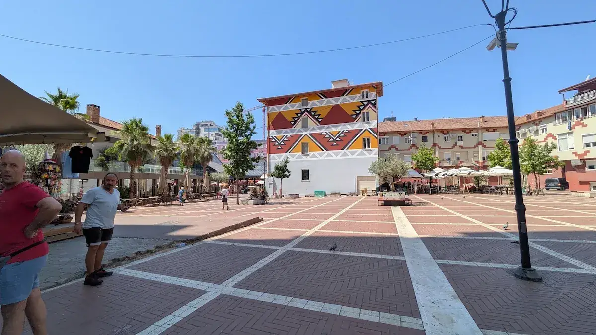 Nieuwe Bazaar (Pazari i Ri), verzorgde markt- en horecazone, Tirana
